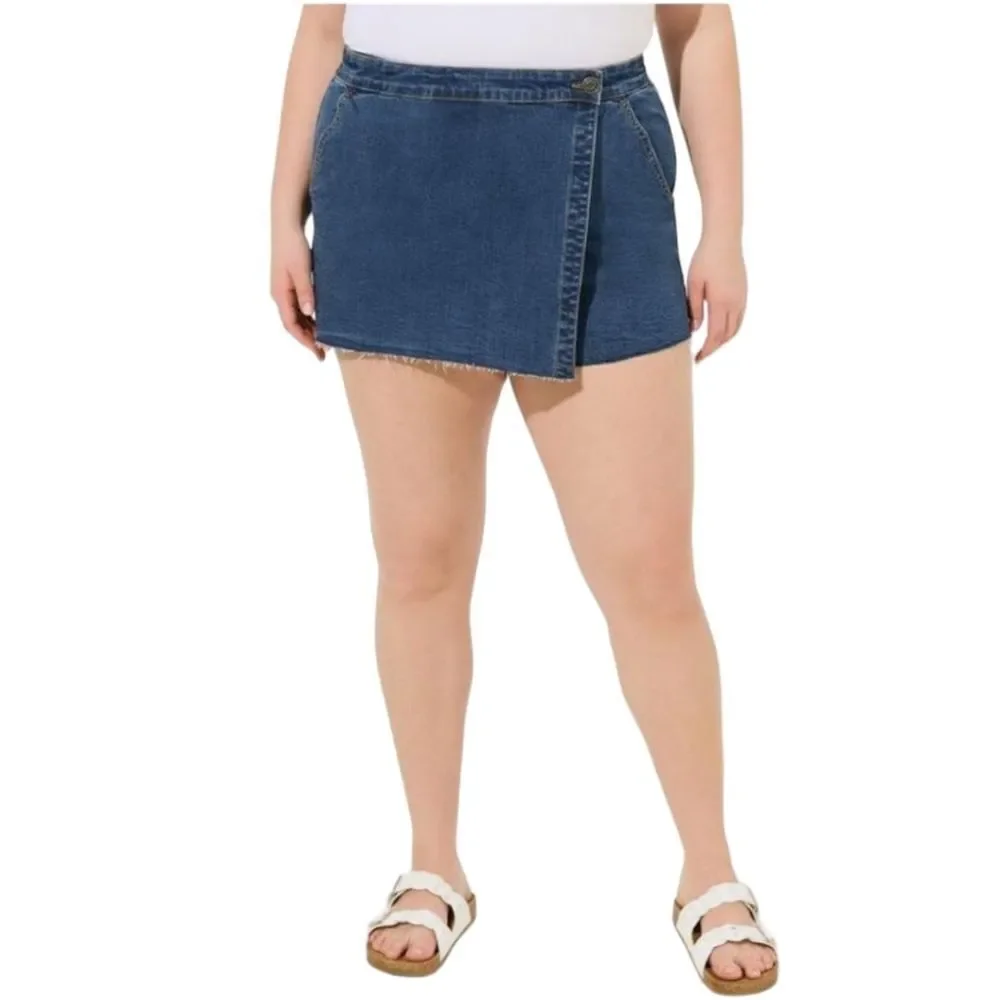 TORRID Plus Size Mid-Rise Vintage Stretch denim Skort. SIZE 22
